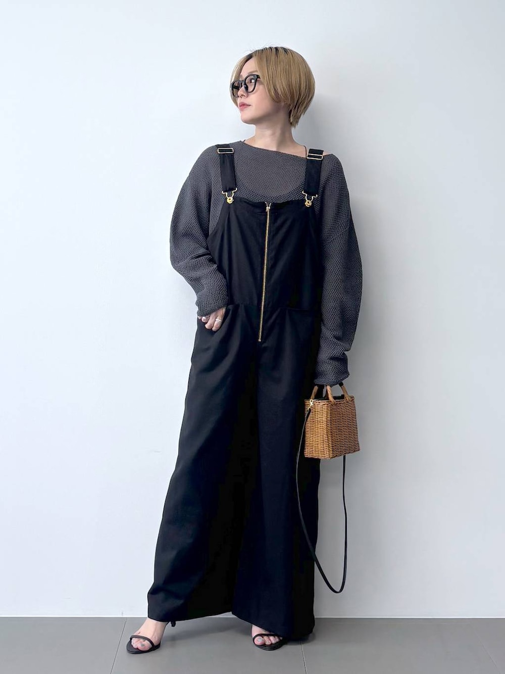 「大人カジュアル、Mazell、差し色コーデ、オーバーサイズ、スポーティ、ワンマイル、体型カバー、カジュアル、BARNYARDSTORM、シンプルコーデ、きれいめカジュアル、ワントーン、ベーシック/シンプル、レイヤードスタイル、リネン・透けアイテム」｜「BARNYARDSTORMのBARNYARDSTORM / UVカットラウンドグラス（メガネ、ブラック系）」を使った、ニッシさん（レディース・164cm）の冬コーディネートの1枚目の写真