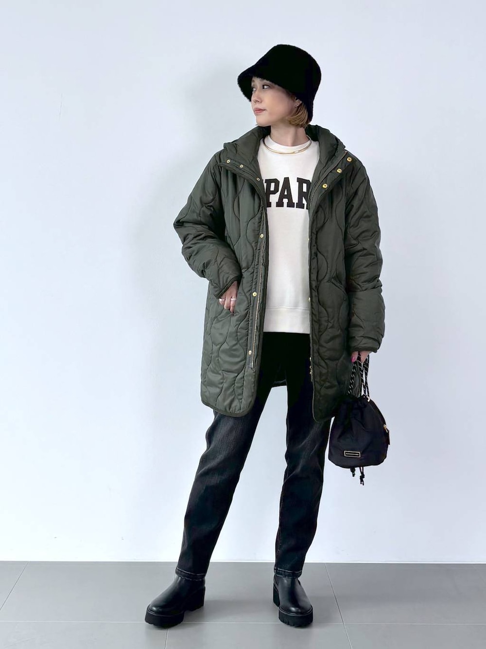 「差し色コーデ、オーバーサイズ、スポーティ、ワンマイル、体型カバー、カジュアル、BARNYARDSTORM、Mazell、シンプルコーデ、大人カジュアル、きれいめカジュアル、バケットハット、スウェット、デニムパンツ、ロゴスウェット」｜「BARNYARDSTORMのBARNYARDSTORM / 裏起毛スリムデニム（デニムパンツ、ブラック系）」を使った、ニッシさん（レディース・164cm）の秋コーディネートの1枚目の写真
