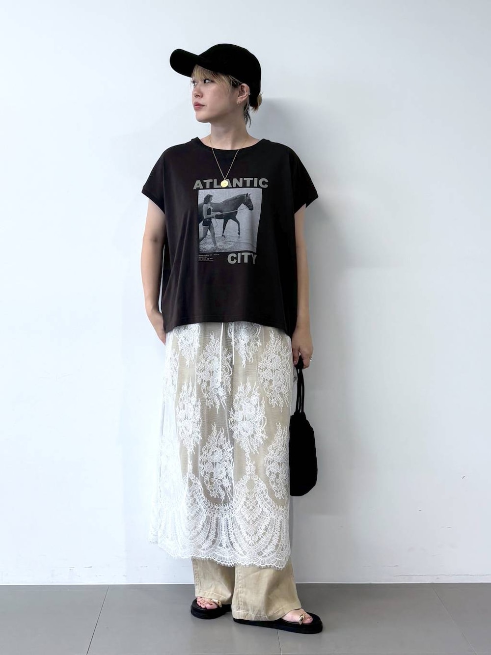 ブラウン系のTシャツ/カットソー、ベージュ系のその他パンツ、ブラック系のサンダルを着用したレディースの夏コーディネートの1枚目の写真
