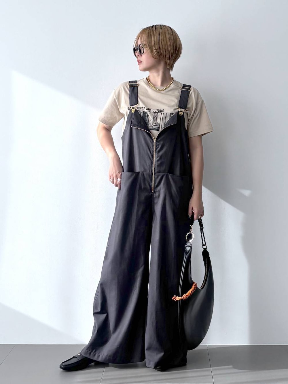 「Tシャツ、サロペット、ベーシック/シンプル、リラックス、おでかけ、春コーデ、めがね、ローファー、バッグ、差し色コーデ、オーバーサイズ、スポーティ、ワンマイル、体型カバー、カジュアル」｜「BARNYARDSTORMのBARNYARDSTORM / UVカットラウンドグラス（メガネ、ブラック系）」を使った、ニッシさん（レディース・164cm）の春コーディネートの1枚目の写真