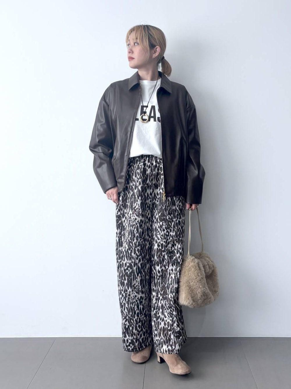 ベージュ系のその他パンツ、ブラウン系のブルゾン、ホワイト系のTシャツ/カットソーを着用したレディースの秋コーディネートの1枚目の写真