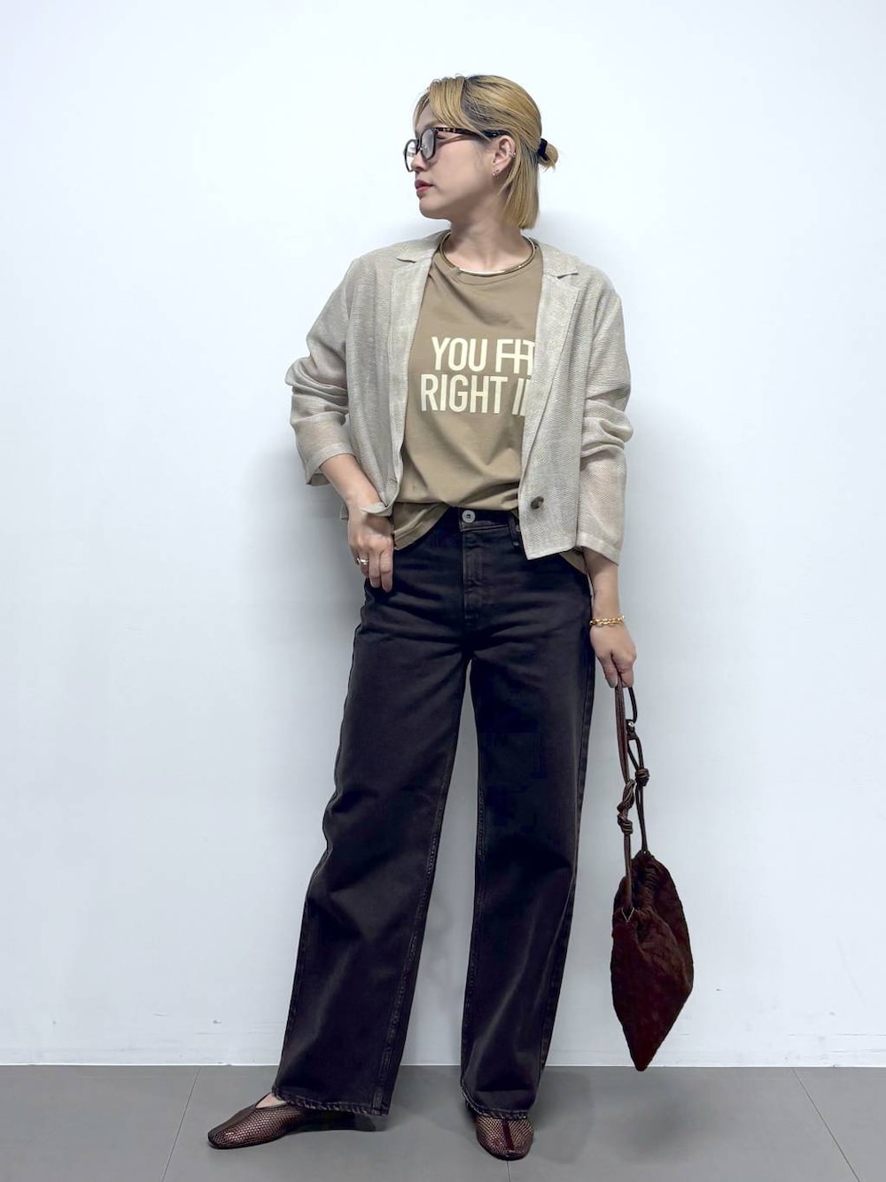 ベージュ系のテーラードジャケット、ベージュ系のTシャツ/カットソー、ブラウン系のデニムパンツを着用したレディースの夏コーディネートの1枚目の写真