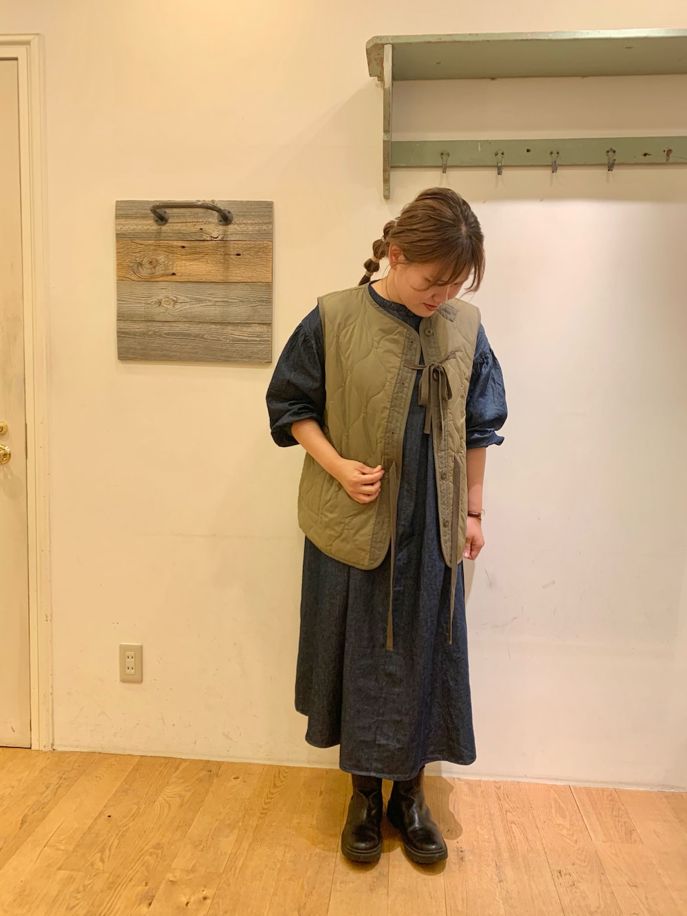 「秋服準備はじめました、カジュアルコーデ、大人コーデ、シンプル、キルティングベスト、ベスト、サマンサ モスモス(Samansa Mos2)、SM2、SM2olohuoneエスパル福島店、ツハル、TSUHARU by Samansa Mos2、着回しコーデ、デニム、ワンピース」｜「Samansa Mos2のリバーシブルベスト（ベスト、グリーン系）」を使った、Iwakamiさん（レディース・160cm）の秋コーディネートの1枚目の写真