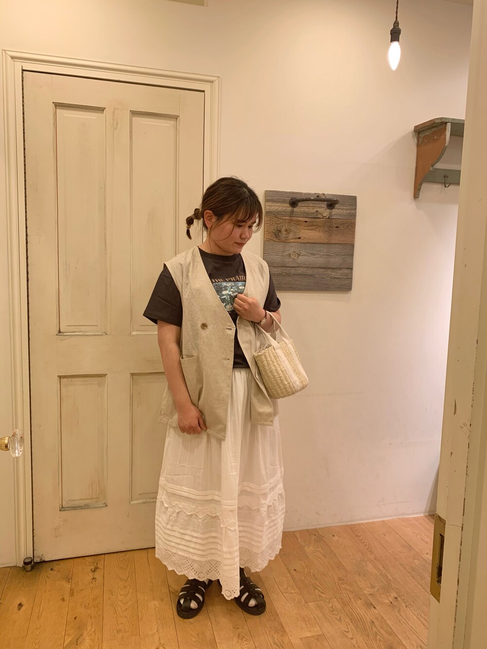 「オトナカワイイ、春コーデ、ベスト、Tシャツ、レース、サマンサ モスモス(Samansa Mos2)、SM2olohuoneエスパル福島店、かごバッグ、スカート、大人カジュアル、SM2、TSUHARU by Samansa Mos2」｜「Samansa Mos2の【リンネル5月号掲載アイテム】【UVカット】着回し力アップベスト（ベスト、ホワイト系）」を使った、Iwakamiさん（レディース・160cm）の春コーディネートの1枚目の写真