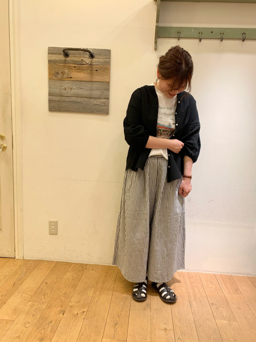 「春夏コーデ、ゆるコーデ、パンツスタイル、サマンサ モスモス(Samansa Mos2)、SM2、Samansa Mos2、SM2olohuoneエスパル福島店、ストライプ、ストライプパンツ、Tシャツ、ブラック」｜「Samansa Mos2のグルカサンダル（サンダル、ブラウン系）」を使った、Iwakamiさん（レディース・160cm）の春コーディネートの1枚目の写真