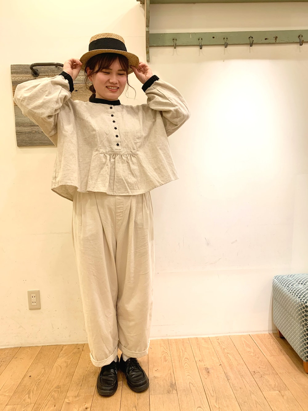「シンプル、カジュアル、いいね、save、フォローお願いします🤑、SM2、Samansa Mos2、TSUHARU by Samansa Mos2、サマンサ モスモス(Samansa Mos2)、パンツスタイル、春コーデ、春、配色、SM2olohuoneエスパル福島店」｜「Samansa Mos2のスタンドカラーギャザーブラウス（シャツ/ブラウス、ベージュ系）」を使った、Iwakamiさん（レディース・160cm）の春コーディネートの1枚目の写真