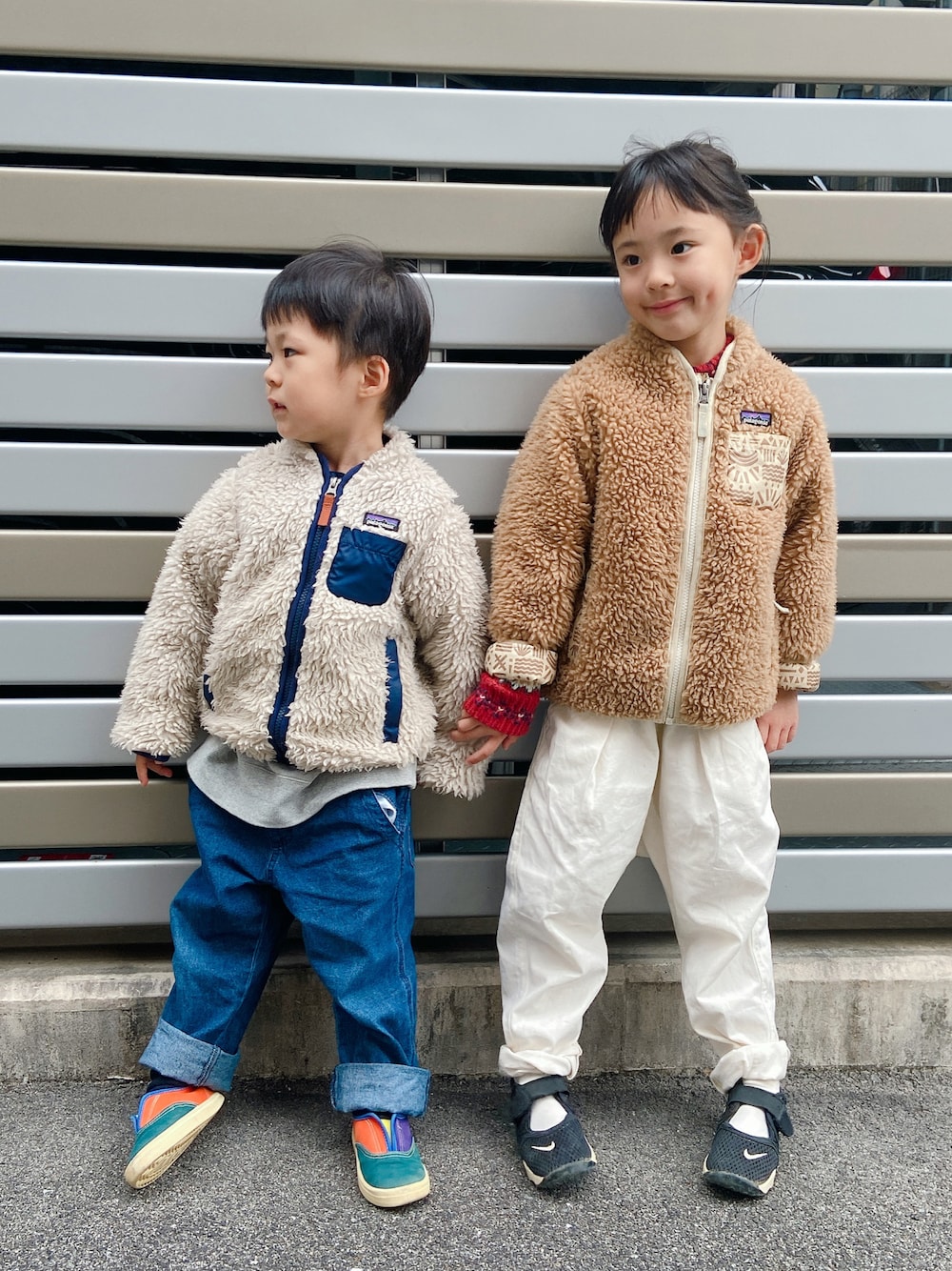 「ボアジャケット、patagonia、もこもこ、冬コーデ、休日スタイル、公園スタイル、カジュアルコーデ、リンクコーデ、デニム、スニーカー」｜「patagoniaのパタゴニア ベビー レトロX ジャケット（その他アウター、ブラウン系）」を使った、utasoraさん（キッズ・110cm）の冬コーディネートの1枚目の写真
