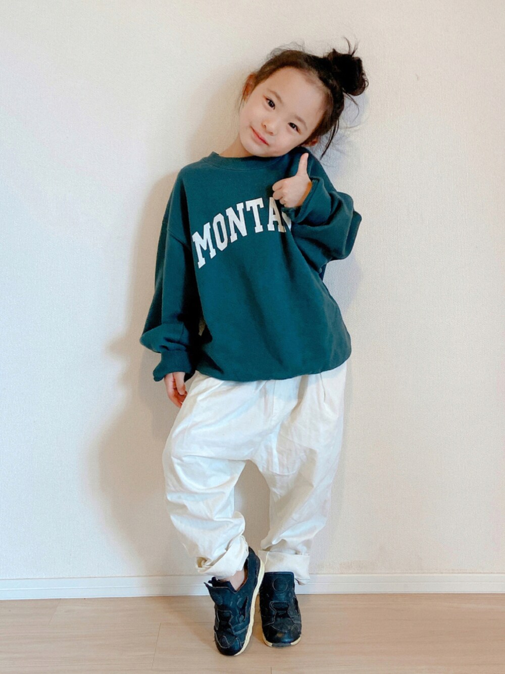 「スウェット、スニーカー、グリーン、チノパン、休日スタイル、ロゴスウェット、白パンツ、markey's、秋コーデ、秋服準備はじめました」｜「Ocean&Groundのカレッジロゴビッグスウェット（80～140cm）（スウェット、グリーン系）」を使った、utasoraさん（キッズ・110cm）の秋コーディネートの1枚目の写真