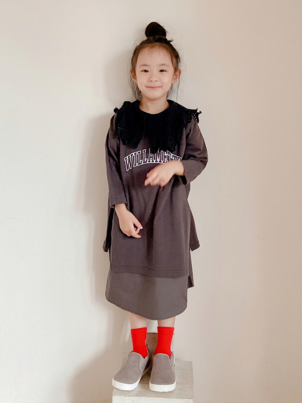 グレー系のワンピース、グレー系のスリッポン、ブラック系のシャツ/ブラウスを着用したキッズの秋コーディネートの1枚目の写真