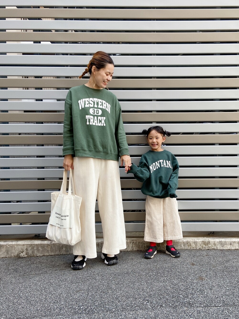 「スウェット、スニーカー、トートバッグ、グリーン、コーデュロイパンツ、休日スタイル、ロゴスウェット、親子コーデ、おやこーで。、カジュアルコーデ」｜「PUAL CE CINのカットコールストレッチワイドパンツ（その他パンツ、ホワイト系）」を使った、utasoraさん（キッズ・110cm）の秋コーディネートの1枚目の写真