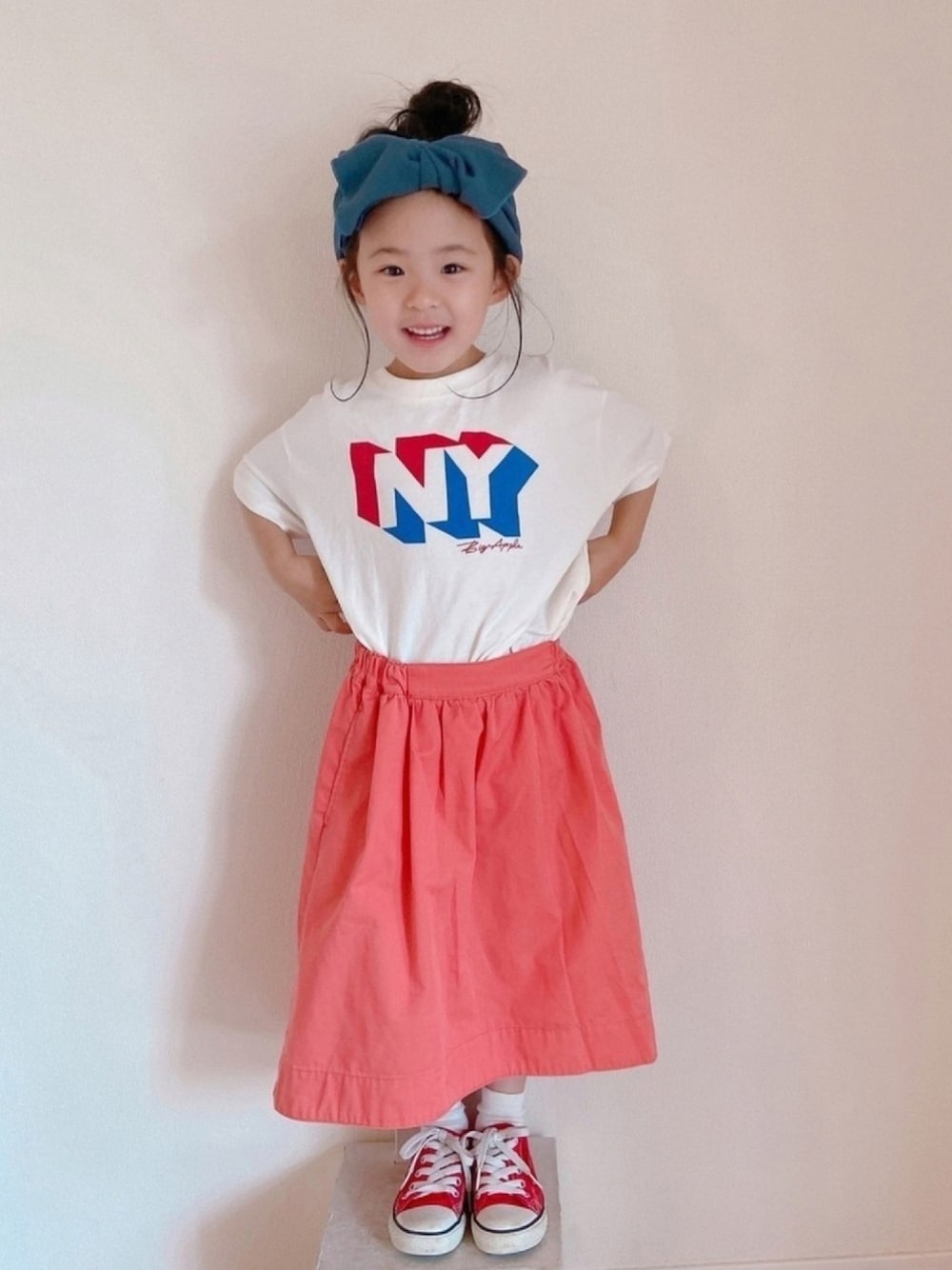 「これが私をアゲる服、プリントT、ヘアバンド、休日スタイル、スニーカー、カラフル、パステルカラー、ネオンカラー、白Tシャツ」｜「Life Support Productsのプリント半袖Tシャツ （80～150cm）（Tシャツ/カットソー、ホワイト系）」を使った、utasoraさん（キッズ・110cm）の春コーディネートの1枚目の写真