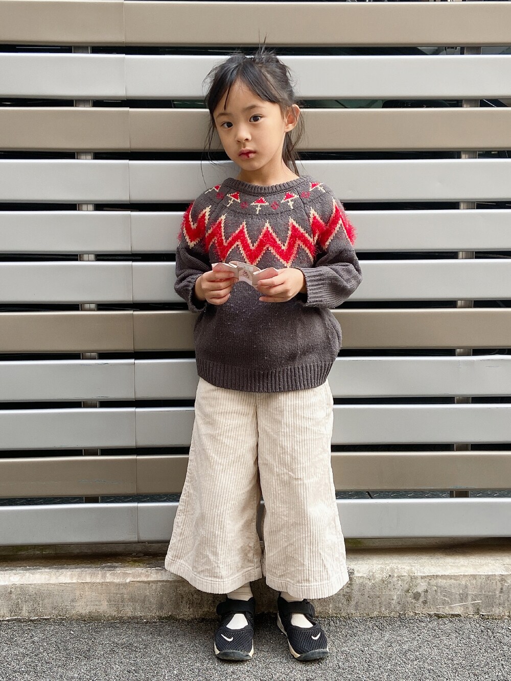 グレー系のニット/セーター、ベージュ系のその他パンツを着用したキッズの冬コーディネートの1枚目の写真
