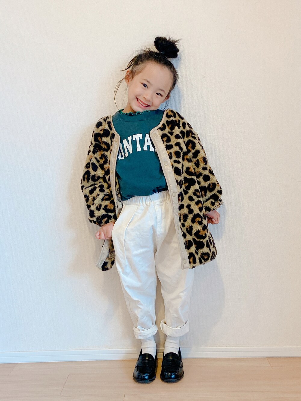 ブラウン系のブルゾン、グリーン系のスウェット、ブラック系のローファーを着用したキッズの冬コーディネートの1枚目の写真