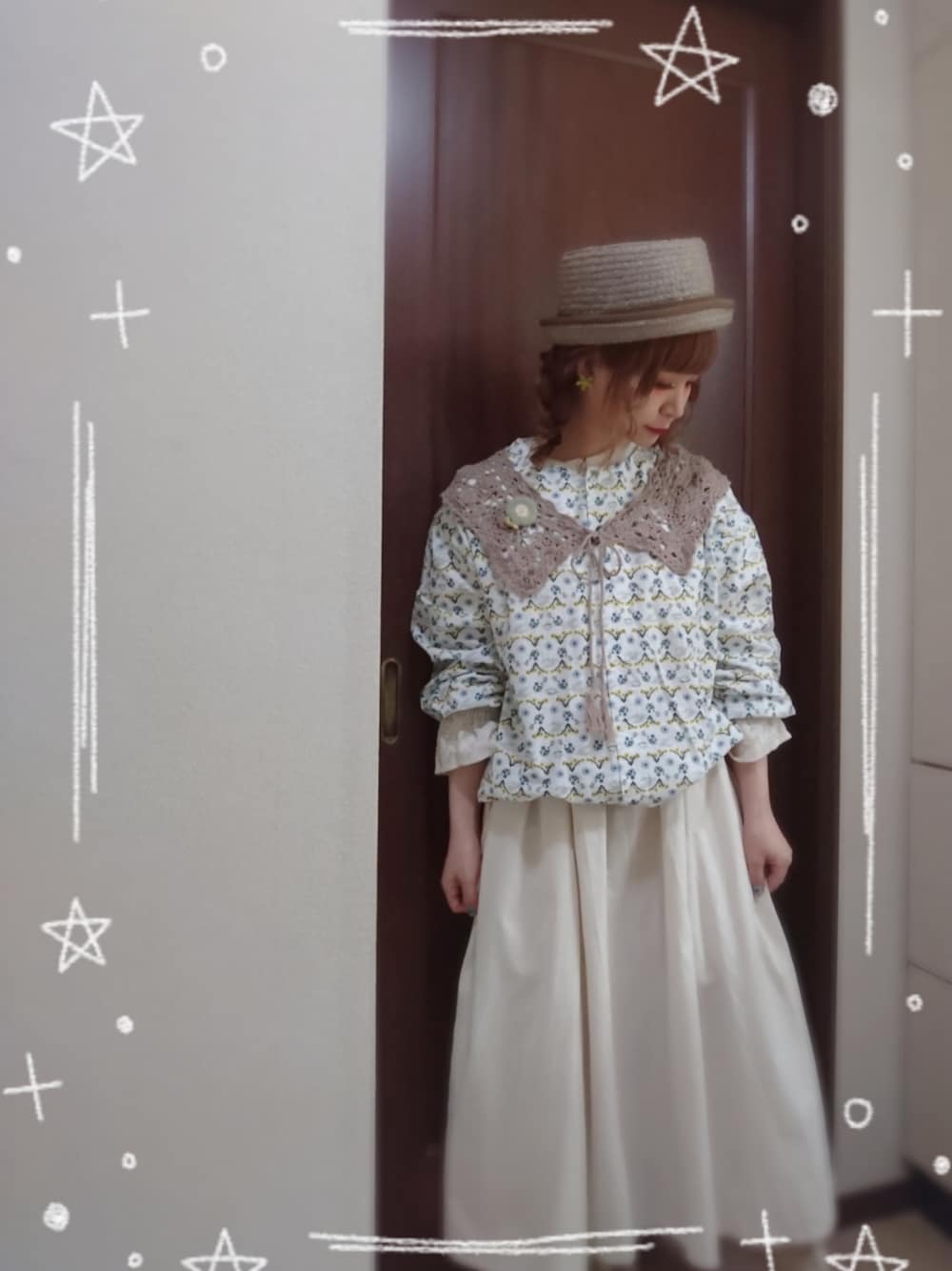 ホワイト系のワンピース、ホワイト系のシャツ/ブラウス、ベージュ系の付け襟を着用したレディースの春コーディネートの1枚目の写真