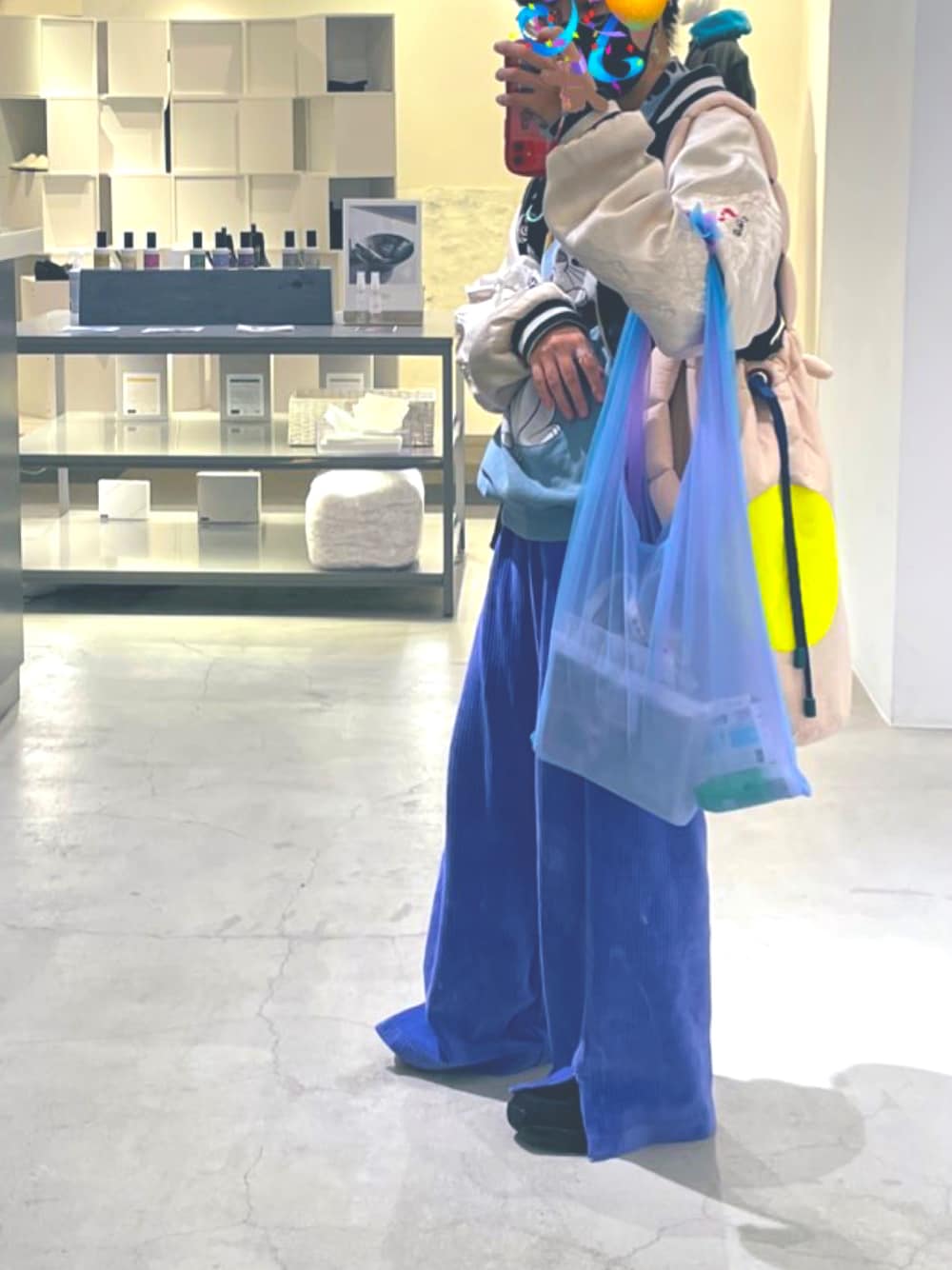 「ストリート、ストリートファッション、ストリートMIX、仕事コーデ、秋のコーデ、カラフル、あお、きいろ、低身長」｜「NIKEの《セットアップ対応商品》ナイキ スポーツウェア ウィメンズ ベロア ワイドレッグ パンツ / Nike Sportswear Women's Velour Wide-Leg Pants（その他パンツ、ブルー系）」を使った、nishiaさん（レディース・152cm）の秋コーディネートの1枚目の写真