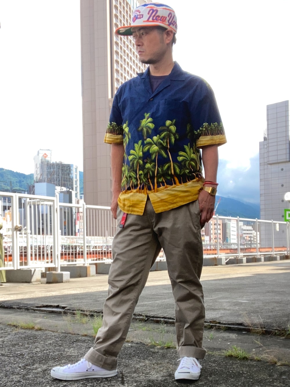 「夏コーデ、大人カジュアル、アロハシャツ、ハワイアンシャツ、NEW ERA、ピルボックス、CASIO、チープカシオ、converse、jack purcell、ジャックパーセル、半袖シャツ、今日のコーデ」｜「ky'sのアイテム（シャツ/ブラウス、ブルー系）」を使った、iadonさん（メンズ・165cm）の夏コーディネートの1枚目の写真