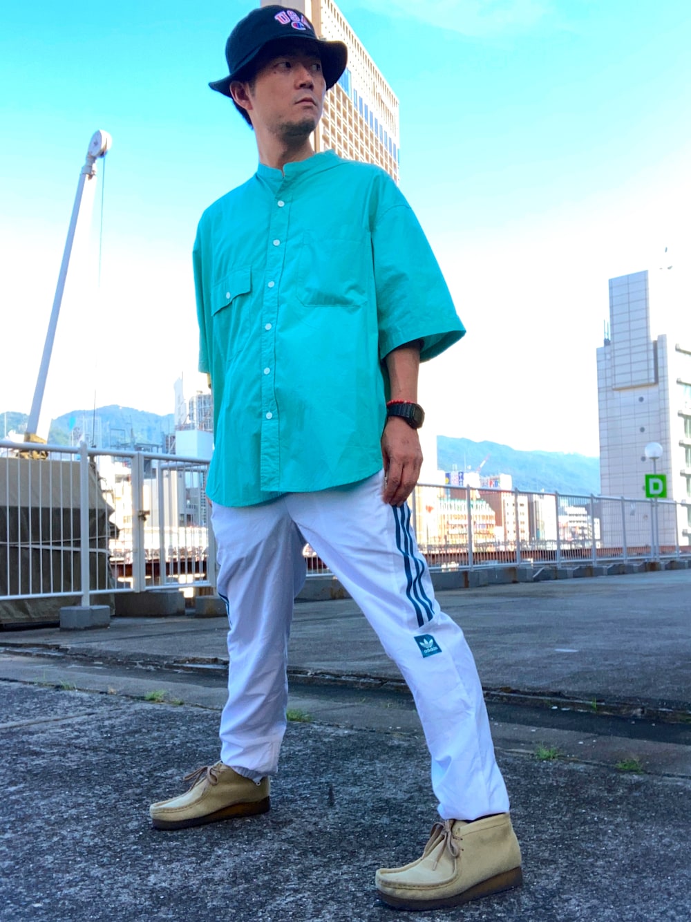 「ビッグシルエット、adidas、adidas originals、ジョガーパンツ、nico and…、clarks、ワラビー、G-SHOCK、Champion、バケットハット、スボーツミックス、トラックパンツ」｜「ChampionのWEGO/Champion USAロゴバケットハット（ハット、ブラック系）」を使った、iadonさん（メンズ・165cm）の秋コーディネートの1枚目の写真