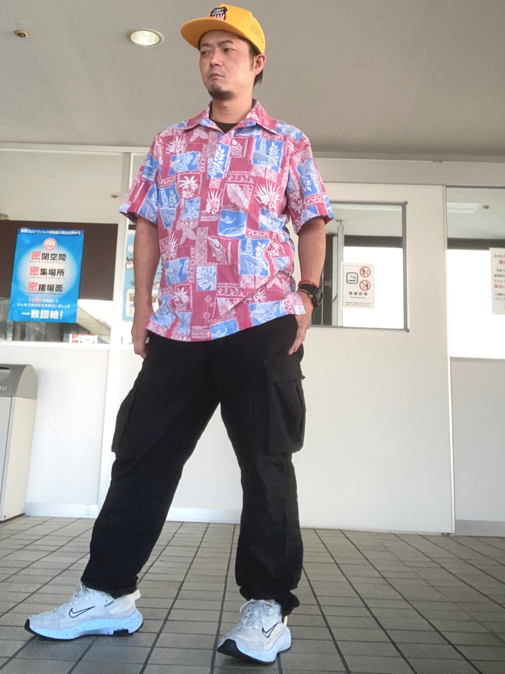 「夏、シンプルコーデ、リラックススタイル、シャツスタイル、メンズコーデ、アロハシャツ、古着、OBEY、メッシュキャップ、G-SHOCK、H&M、プチプラ、NIKE」｜「OBEYのアイテム（キャップ、イエロー系）」を使った、iadonさん（メンズ・165cm）の夏コーディネートの1枚目の写真