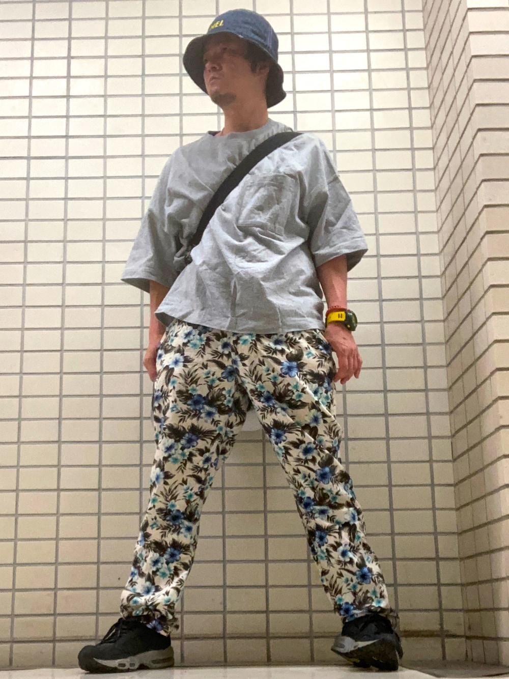 「休日スタイル、GU、GUコーデ、URBAN RESEARCH、柄パンツ、G-SHOCK、NIKE、カジュアル、プチプラ、プチプラコーデ、バケットハット、Tシャツ、黒スニーカー」｜「GUのアイテム（Tシャツ/カットソー、グレー系）」を使った、iadonさん（メンズ・165cm）の春コーディネートの1枚目の写真