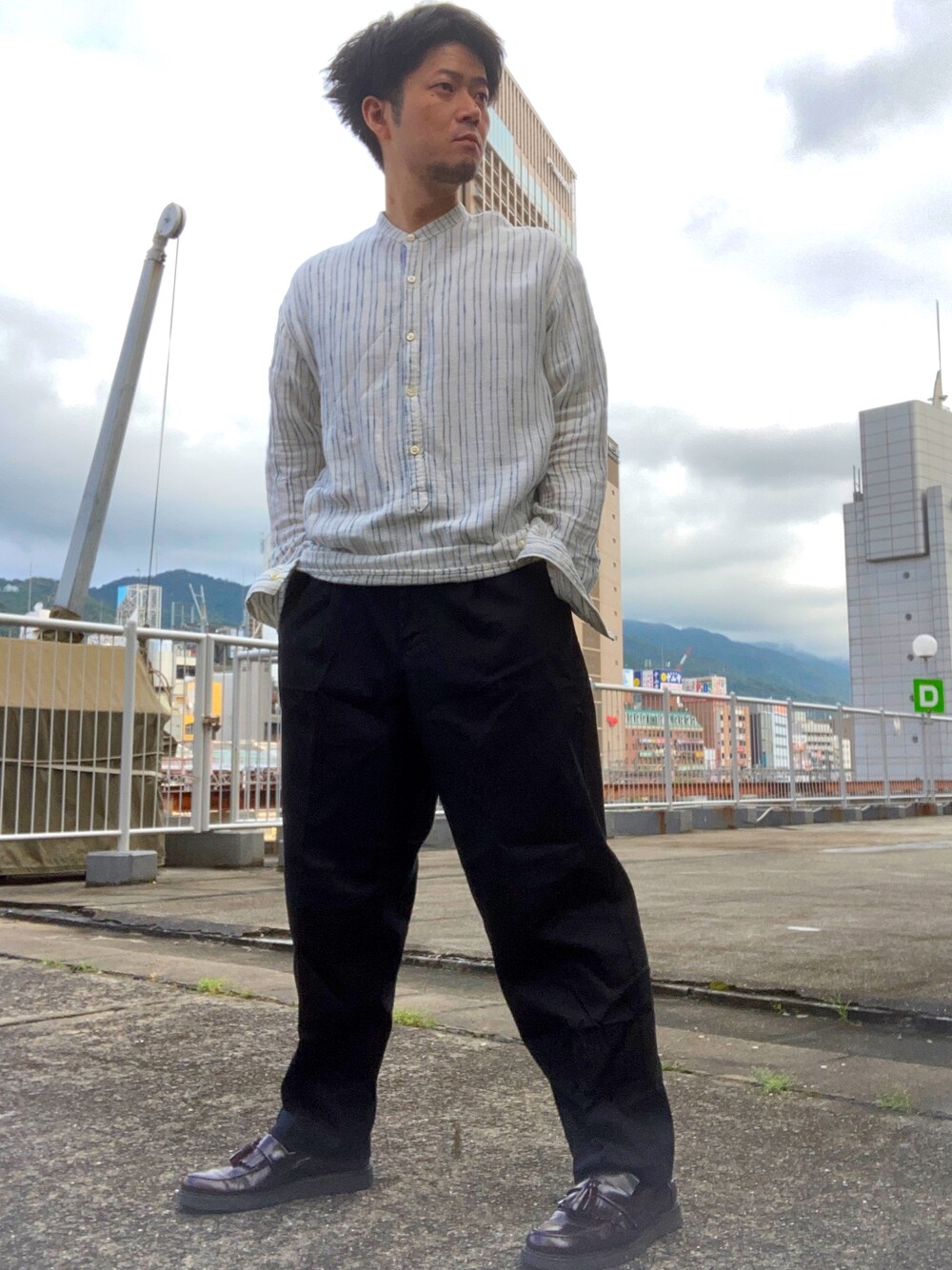 「きれいめカジュアル、KAPITAL、キャピタル、coca、cocaコーデ、coca メンズ、G-SHOCK、FRED PERRY、GEORGE COX、フレッドペリー(FRED PERRY)、ジョージコックス、だから秋服が好き、モノトーン、プチプラ、スラックス」｜「KAPITALのアイテム（Tシャツ/カットソー、ホワイト系）」を使った、iadonさん（メンズ・165cm）の秋コーディネートの1枚目の写真