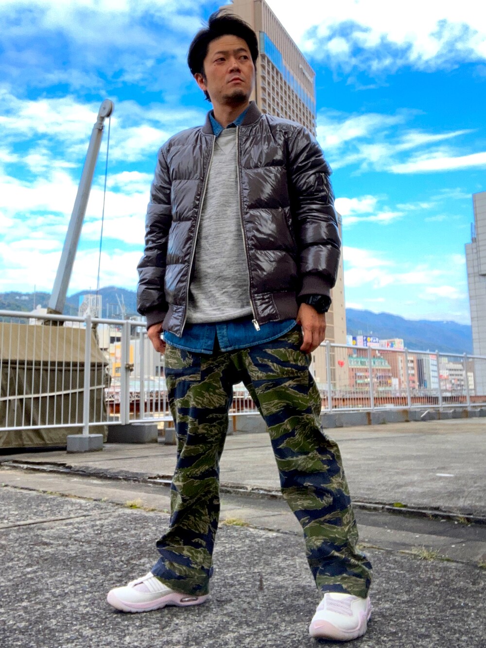 「URBAN RESEARCH、Levi's、Champion、RAGEBLUE、G-SHOCK、NIKE、PIGALLE、pigalle×nike、Air shake、迷彩、MA-1、ダウンジャケット、レイヤードスタイル」｜「Championのアイテム（スウェット、グレー系）」を使った、iadonさん（メンズ・165cm）の秋コーディネートの1枚目の写真