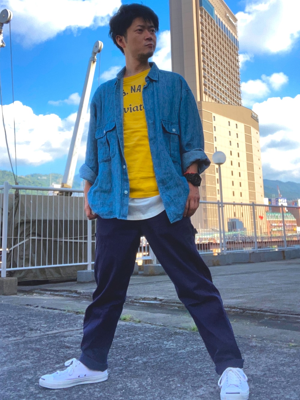 「URBAN RESEARCH、Buzz Rickson、BUZZ RICKSON'S、バズリクソンズ、LEE、ワークパンツ、coca(coca)、converse、jack purcell、ジャックパーセル、G-SHOCK、リネンシャツ、藍染め、レイヤードスタイル、coca メンズ」｜「URBAN RESEARCHのアイテム（シャツ/ブラウス、ブルー系）」を使った、iadonさん（メンズ・165cm）の秋コーディネートの1枚目の写真
