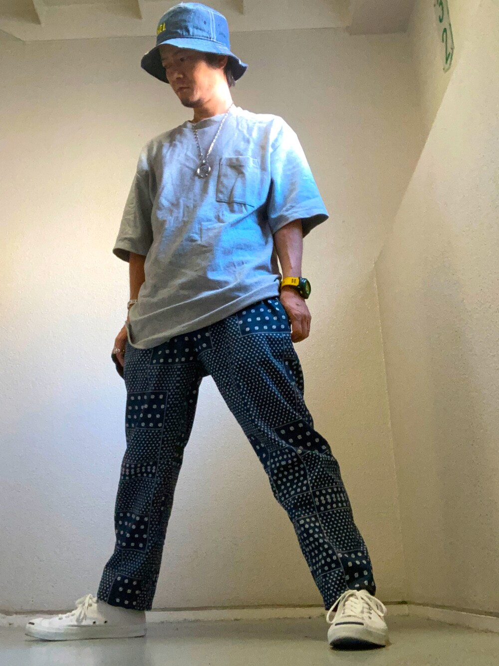 「白スニーカー、MEI、GU、journal standard、柄パンツ、オーバーサイズ、converse、jack purcell、ジャックパーセル、コンバース、G-SHOCK、インディアンジュエリー、indian jewelry、NAJA」｜「GUのアイテム（Tシャツ/カットソー、グレー系）」を使った、iadonさん（メンズ・165cm）の秋コーディネートの1枚目の写真