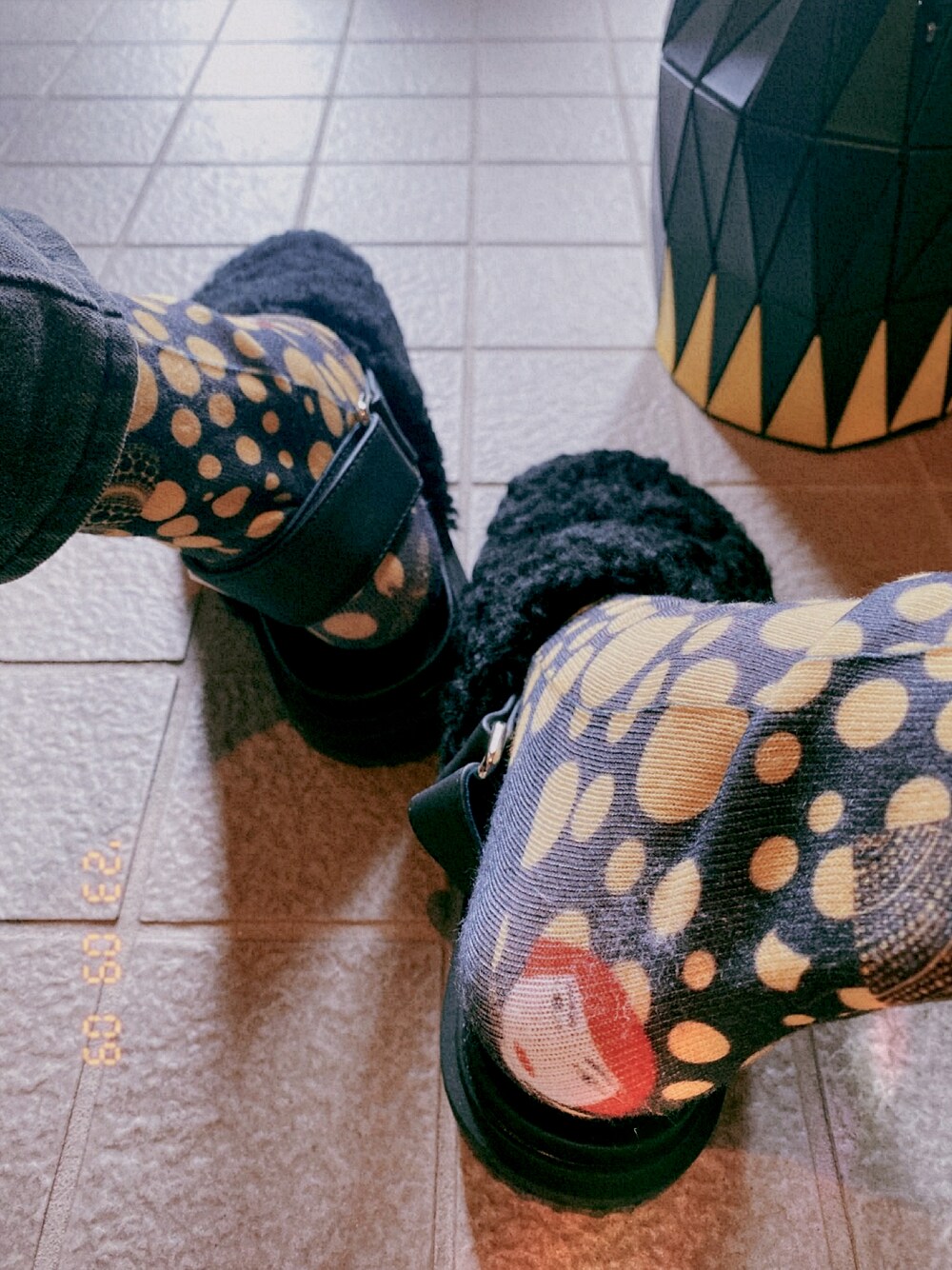 ブラック系のシューズ、ブラック系のトートバッグを着用したレディースの秋コーディネートの1枚目の写真