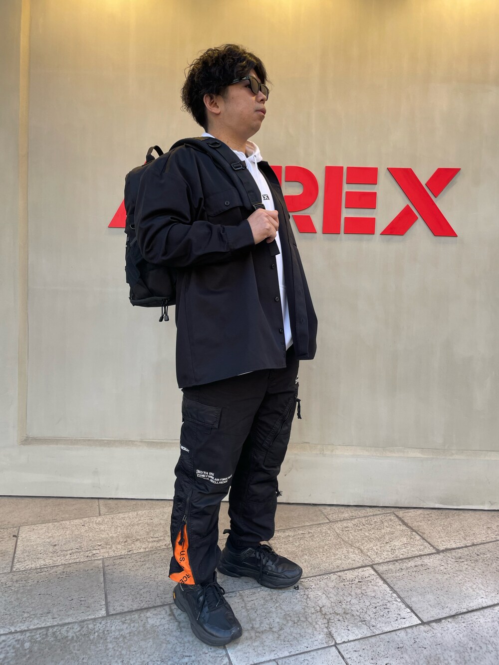 「ストリート、AVIREX、Dickies、オーバーサイズ、休日スタイル、秋冬コーデ、おしゃれさんと繋がりたい、いいね、save、フォローお願いします🤑、AVIREX心斎橋、ファッションの力を信じよう」｜「AVIREXのミリタリー コンビネーション ジョガーパンツ / MILITARY COMBINATION JOGGER PANTS / アヴィレックス / AVIREX（カーゴパンツ、ブラック系）」を使った、南慎也さん（メンズ・166cm）の冬コーディネートの1枚目の写真