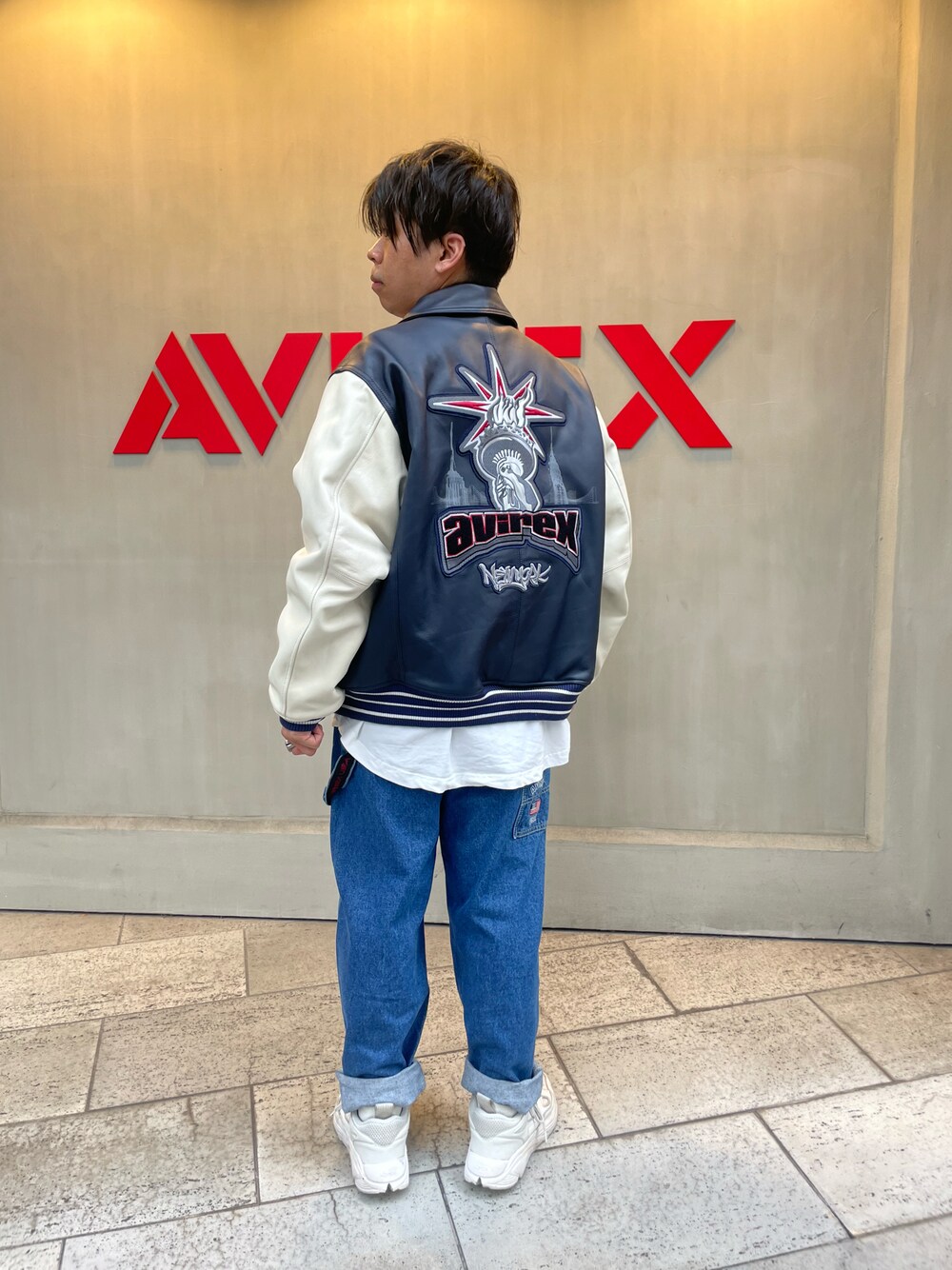 「AVIREX、AVIREXBelle、AVIREX心斎橋、レザージャケット、スタジャン、ミニバッグ、ストリート、ラフ、アメカジ、デニム、ootd、いいね、save、フォローお願いします🤑、大人カジュアル、秋服準備はじめました、ファッションの力を信じよう」｜「AVIREXの《REBUILD COLLECTION》バーシティー ジャケット ニューヨーク / VARSITY JACKET NEW YORK（スタジャン、ブルー系）」を使った、南慎也さん（メンズ・166cm）の夏コーディネートの1枚目の写真