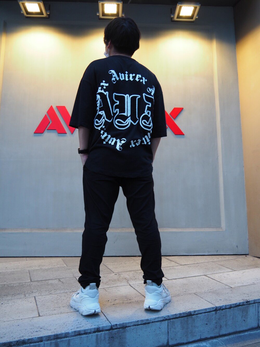 「夏コーデ、シンプルコーデ、カジュアルコーデ、休日コーデ、ラフコーデ、AVIREX、AVIREXBelle、AVIREX心斎橋、ootd、オトナカジュアル、オーバーサイズ、おしゃれさんと繋がりたい、今日のコーデ、ファッションの力を信じよう、ラフ」｜「AVIREXの【直営店限定】サークル AVX Tシャツ / CIRCLE AVX T-SHIRT / アヴィレックス / AVIREX（Tシャツ/カットソー、ブラック系）」を使った、南慎也さん（メンズ・166cm）の夏コーディネートの1枚目の写真