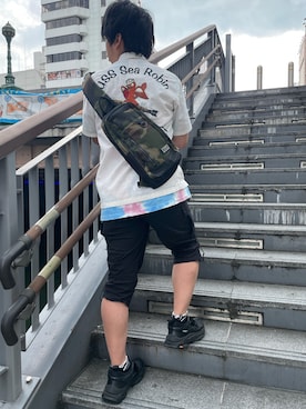 「刺繍」｜「アイテム（カーゴパンツ）」を使った、南慎也さん（メンズ・166cm）の夏コーディネート