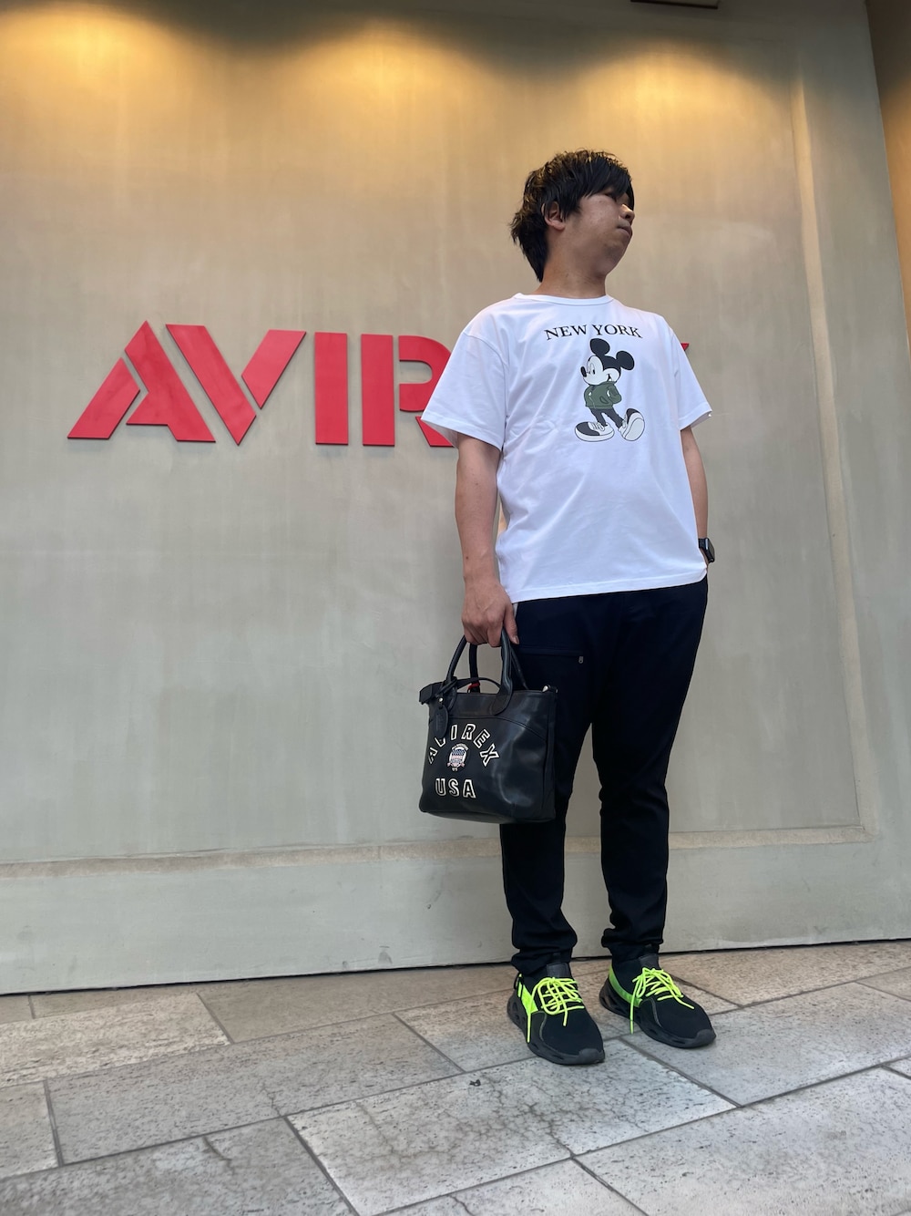 「AVIREX、AVIREXBelle、AVIREX心斎橋、ミッキー、ミッキーT、ラフコーデ、休日スタイル、白Tシャツ、おしゃれさんと繋がりたい、ミニバッグ、スニーカー、Ｔシャツ、休日コーデ、ootd、ファッションの力を信じよう」｜「AVIREXのAVIREX/MICKEY MOUSE NEWYORK T-SHIRT/ アヴィレックス/ミッキーマウス ニューヨークティーシャツ（Tシャツ/カットソー、ホワイト系）」を使った、南慎也さん（メンズ・166cm）の夏コーディネートの1枚目の写真