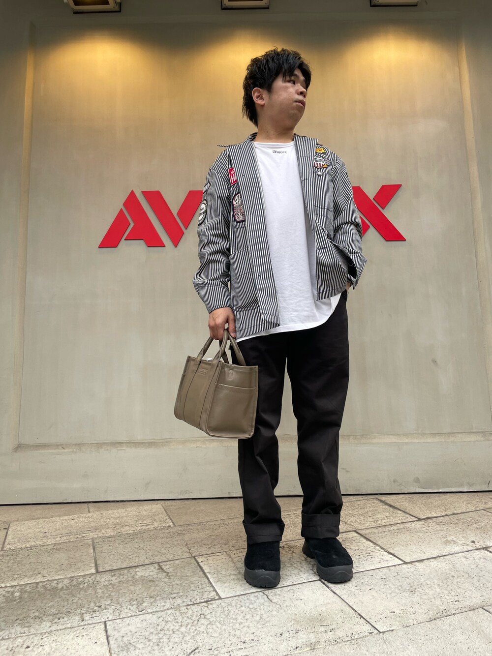 「AVIREX、AVIREXBelle、AVIREX梅田店、おしゃれさんと繋がりたい、春コーデ、メンズファッション、ラフ、低身長、ファッションの力を信じよう、ootd、オトナカジュアル、レザーバッグ、トートバッグ、ヒッコリー、ジャケット」｜「AVIREXの【直営店限定】COW LEATHER MINI TOTE BAG/ カウレザーミニトートバッグ（トートバッグ、ベージュ系）」を使った、南慎也さん（メンズ・166cm）の春コーディネートの1枚目の写真