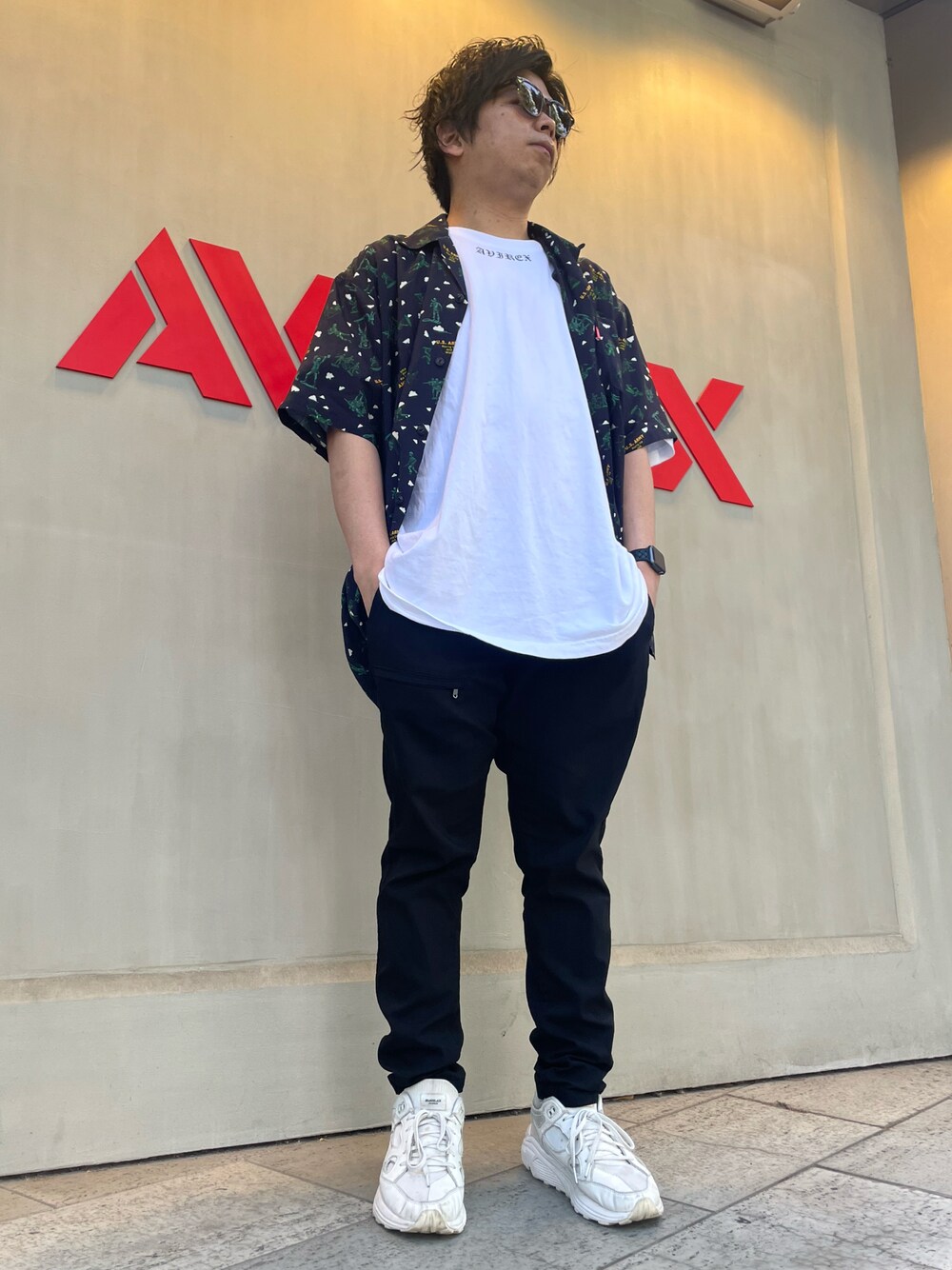 「AVIREX、AVIREXBelle、AVIREX心斎橋、カジュアル、大人コーデ、低身長、休日スタイル、ブラック、夏コーデ、アロハシャツ、ラフ、カジュアルコーデ、アメカジ、ootd、きれいめカジュアル」｜「AVIREXのアロハシャツ A.C. ソルジャー/ALOHA SHIRT A.C. SOLDIER / アヴィレックス / AVIREX（シャツ/ブラウス、ブラック系）」を使った、南慎也さん（メンズ・166cm）の春コーディネートの1枚目の写真