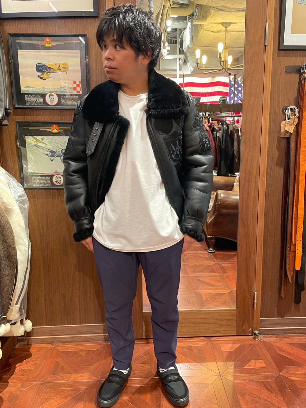 「ミリタリー、レザージャケット、AVIREX、ワイドパンツ、ムートンコート、ラフ、今日のコーデ、おしゃれさんと繋がりたい、AVIREXBelle、AVIREX心斎橋」｜「AVIREXのストレッチ イージーパンツ/STRETCH EASY PANTS/AVI TEX（その他パンツ、ブルー系）」を使った、南慎也さん（メンズ・166cm）の秋コーディネートの1枚目の写真
