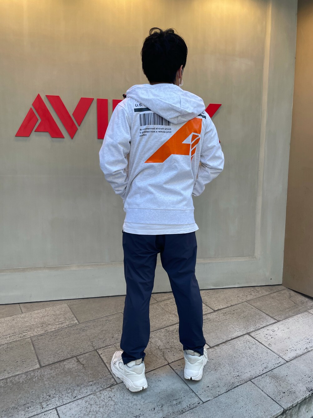 「ブラック、ラフ、シンプルコーデ、カジュアルコーデ、ゆるコーデ、今日のコーデ、秋コーデ、AVIREXBelle、AVIREX心斎橋、秋服準備はじめました」｜「AVIREXの【AVIREX FLYER’S】パーカー スウェット / LS PARKA SWEAT AF / アヴィレックス / AVIREX（パーカー、グレー系）」を使った、南慎也さん（メンズ・166cm）の秋コーディネートの1枚目の写真