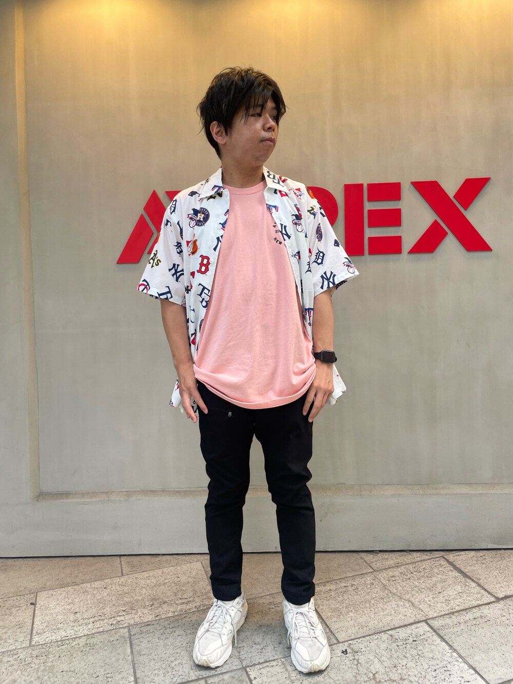 「AVIREX、AVIREXBelle、AVIREX心斎橋、夏コーデ、シンプルコーデ、カジュアルコーデ、休日コーデ、ラフコーデ、ファッションの力を信じよう、オーバーサイズ、シャツコーデ、ストリート、スポーツミックス、オトナカジュアル、おしゃれさんと繋がりたい」｜「AVIREXの【MLB × AVIREX】 オール チーム 半袖 シャツ / ALL TEAM S/S SHIRT（シャツ/ブラウス、ホワイト系）」を使った、南慎也さん（メンズ・166cm）の夏コーディネートの1枚目の写真