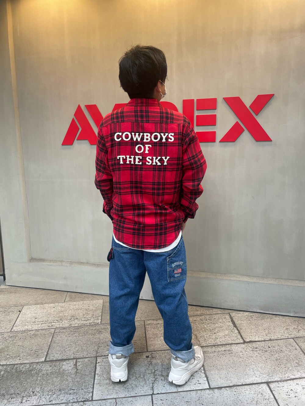 「AVIREX、AVIREXBelle、AVIREX心斎橋、きれいめカジュアル、休日スタイル、シンプルコーデ、オトナカジュアル、お洒落さんとつながりたい、ワイドパンツ、デニムパンツ、ファッションの力を信じよう、ストリート、シャツスタイル、大人コーデ、チェック」｜「AVIREXの【直営店限定】サークル AVX Tシャツ / CIRCLE AVX T-SHIRT / アヴィレックス / AVIREX（Tシャツ/カットソー、ホワイト系）」を使った、南慎也さん（メンズ・166cm）の夏コーディネートの1枚目の写真