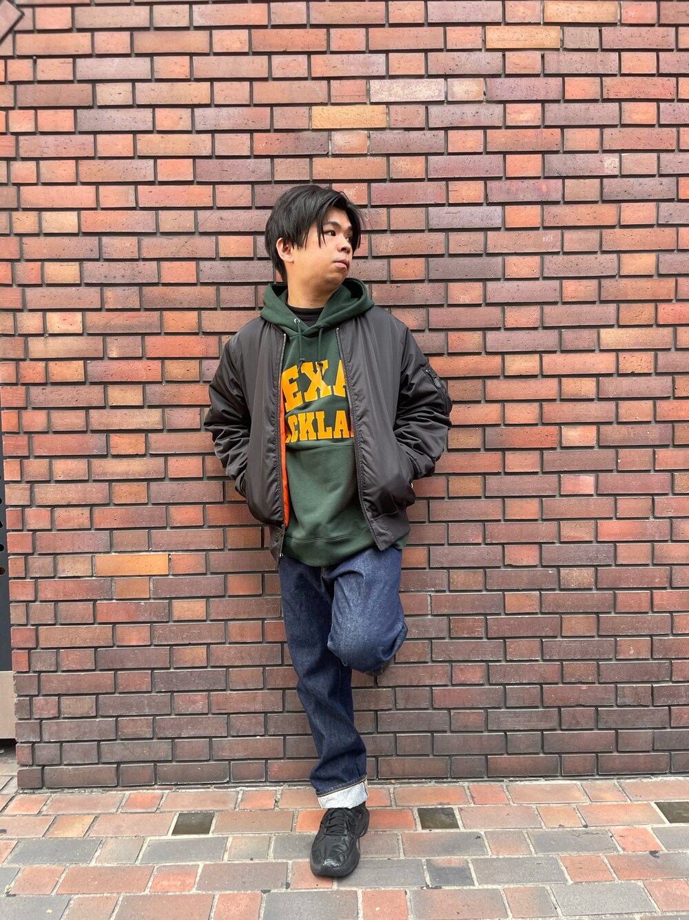「AVIREX、AVIREXBelle、AVIREX心斎橋、オトナカジュアル、シンプルスタイル、カジュアルコーデ、ラフコーデ、デニムコーデ、ファッションの力を信じよう、アメカジ、ミリタリー、MA-1、デニム、ootd、お洒落さんとつながりたい」｜「AVIREXの【AVIREX/アビレックス】ビッグシルエット ステンシルデザイン MA-1 SOLDIER/ フライトジャケット（MA-1、ブラック系）」を使った、南慎也さん（メンズ・166cm）の秋コーディネートの1枚目の写真