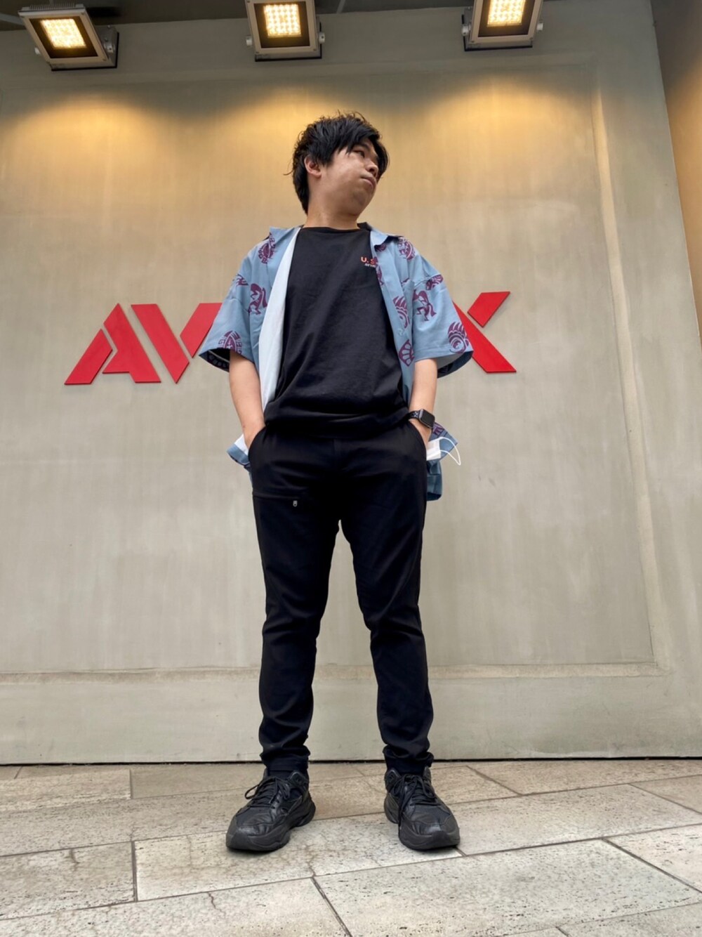 「AVIREX、AVIREXBelle、AVIREX心斎橋、アロハシャツ、シンプルコーデ、夏コーデ、リラックススタイル、きれいめカジュアル、いいね、save、フォローお願いします🤑、大人カジュアル、低身長、お洒落さんとつながりたい、ootd、春夏コーデ、スニーカー」｜「AVIREXのシーチングパッチ Tシャツ/S/S SHEETING PATCHED T-SHIRT（Tシャツ/カットソー、ブラック系）」を使った、南慎也さん（メンズ・166cm）の夏コーディネートの1枚目の写真