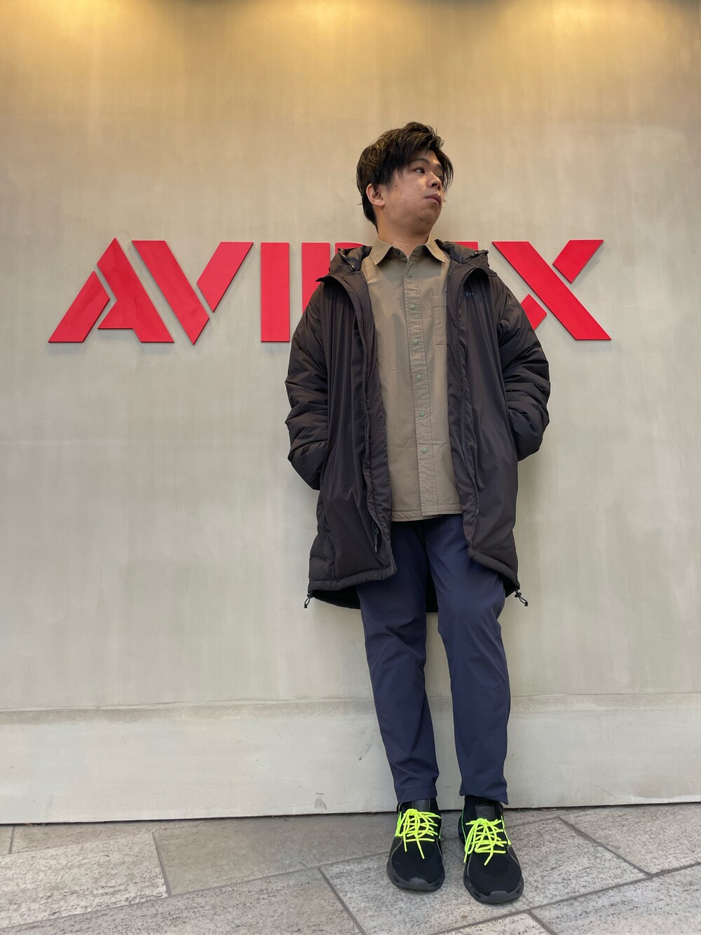 「ダウンジャケット、AVIREX、ダウンコート、休日スタイル、きれいめカジュアル、カジュアルコーデ、今日のコーデ、おしゃれさんと繋がりたい、AVIREXBelle、AVIREX心斎橋」｜「AVIREXの【AVI-TEX】パデッド スウィッチング シャツ/PADDED SWITCHING SHIRT（トップス、グリーン系）」を使った、南慎也さん（メンズ・166cm）の秋コーディネートの1枚目の写真