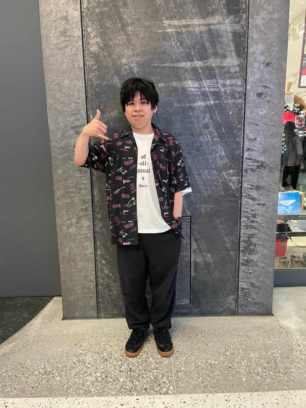 「AVIREX、AVIREXBelle、AVIREX梅田店、夏コーデ、休日スタイル、おしゃれさんと繋がりたい、ファッションの力を信じよう、ootd、ゆるコーデ、オトナカジュアル、カジュアル、シンプルコーデ、初夏コーデ、半袖シャツ、夏」｜「AVIREXのAVIATOR'S DINER ALOHA SHIRT / アヴィエーターズ ダイナー アロハシャツ / AVIREX / アヴィレックス（シャツ/ブラウス、ブラック系）」を使った、南慎也さん（メンズ・166cm）の春コーディネートの1枚目の写真