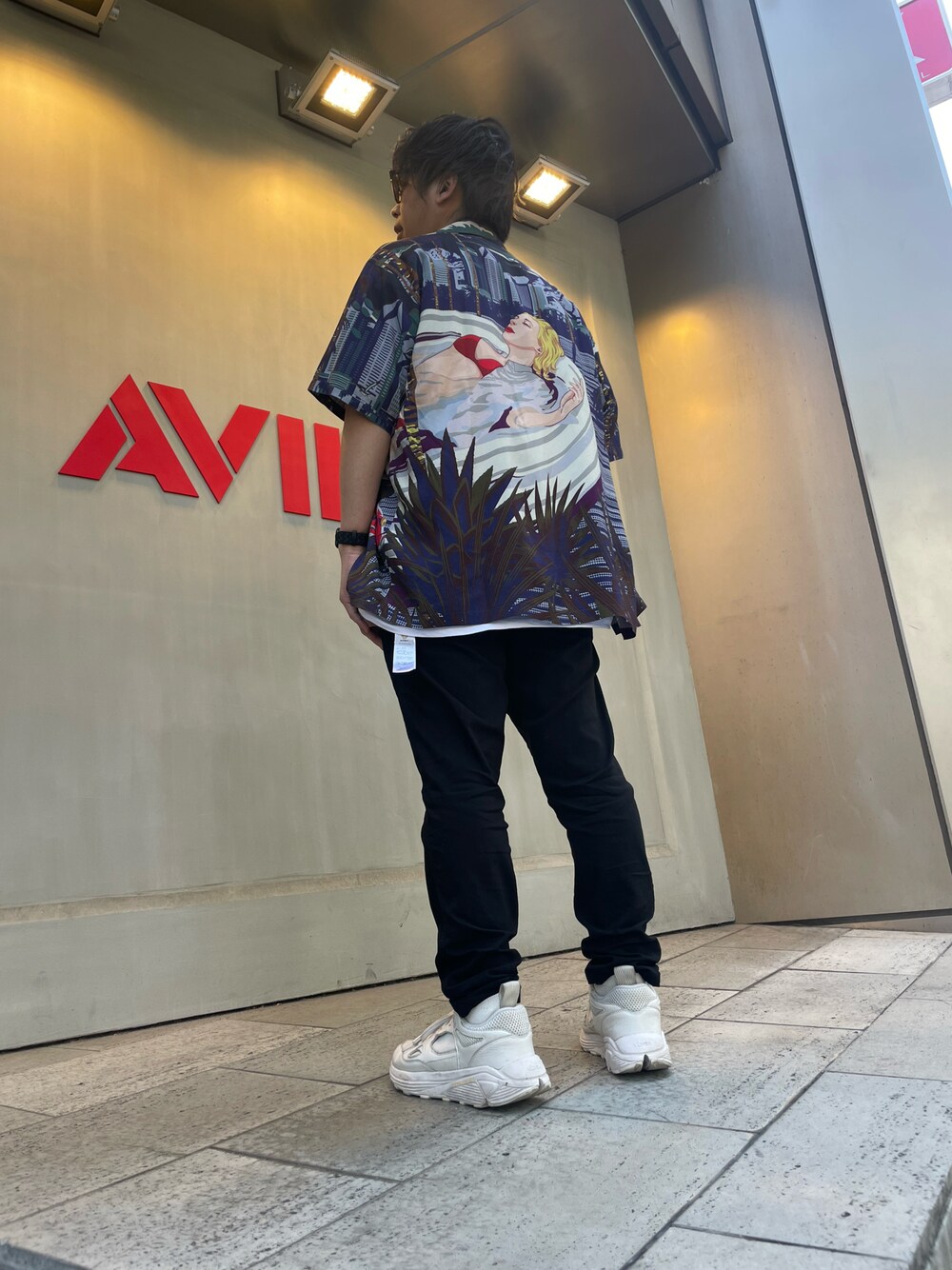 「AVIREX、AVIREX belle、AVIREX心斎橋、きれいめカジュアル、休日スタイル、春コーデ、カジュアル、ブラック、低身長、大人カジュアル、カジュアルコーデ、大人コーデ、ootd、ファッションの力を信じよう」｜「AVIREXのアロハシャツ シティー ガール/ALOHA SHIRT CITY GIRL / アヴィレックス / AVIREX（シャツ/ブラウス、ブルー系）」を使った、南慎也さん（メンズ・166cm）の春コーディネートの1枚目の写真