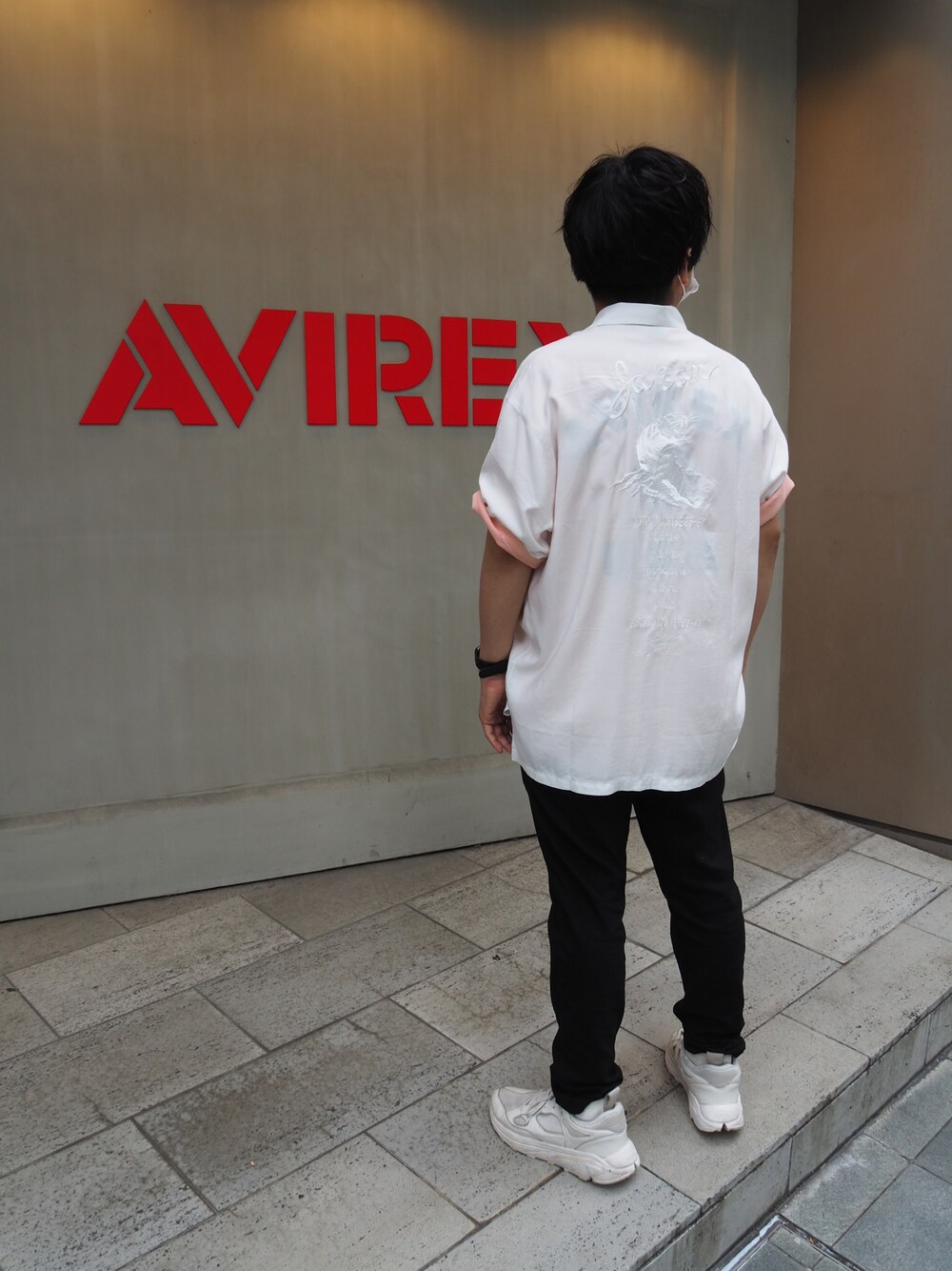 「AVIREX、AVIREXBelle、AVIREX心斎橋、夏コーデ、シンプルコーデ、カジュアルコーデ、休日コーデ、ラフコーデ、おしゃれさんと繋がりたい、今日のコーデ、ファッションの力を信じよう、ootd、オトナカジュアル、ラクチンコーデ、ラフ」｜「AVIREXの【直営店限定】半袖 シャツ スーベニア タイガー / S/S SHIRT SOUVENIR TIGER / アヴィレックス / AVIREX（シャツ/ブラウス、ホワイト系）」を使った、南慎也さん（メンズ・166cm）の夏コーディネートの1枚目の写真