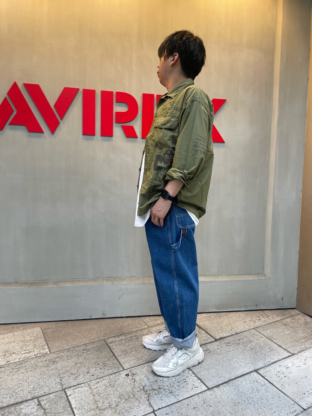 「AVIREX、AVIREXBelle、AVIREX心斎橋、ファッションの力を信じよう、きれいめカジュアル、休日スタイル、シンプルコーデ、お洒落さんとつながりたい、ワイドパンツ、シャツスタイル、ミリタリー、カジュアル、大人コーデ、ゆるコーデ、ootd」｜「AVIREXの【直営店限定】サークル AVX Tシャツ / CIRCLE AVX T-SHIRT / アヴィレックス / AVIREX（Tシャツ/カットソー、ホワイト系）」を使った、南慎也さん（メンズ・166cm）の秋コーディネートの1枚目の写真