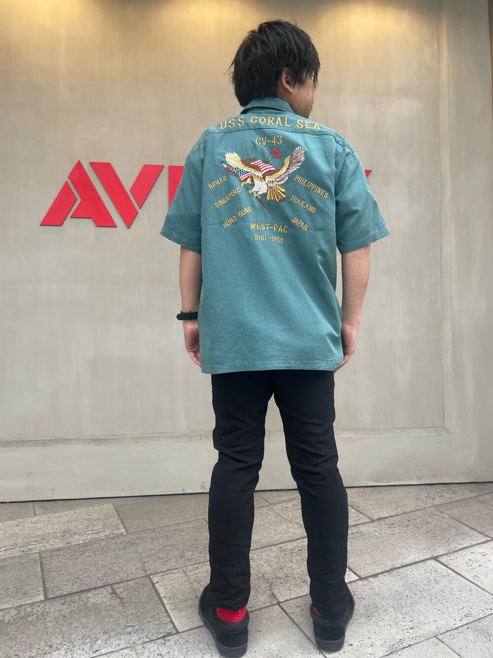 「AVIREX、刺繍、黒、休日スタイル、春服、春コーデ、低身長コーデ、お洒落さんとつながりたい、AVIREXBelle、AVIREX心斎橋」｜「AVIREXのWEST-PACIFIC SOUVENIR SHIRT/ ウエストパシフィック 刺繍スーベニアシャツ（シャツ/ブラウス、グリーン系）」を使った、南慎也さん（メンズ・166cm）の春コーディネートの1枚目の写真