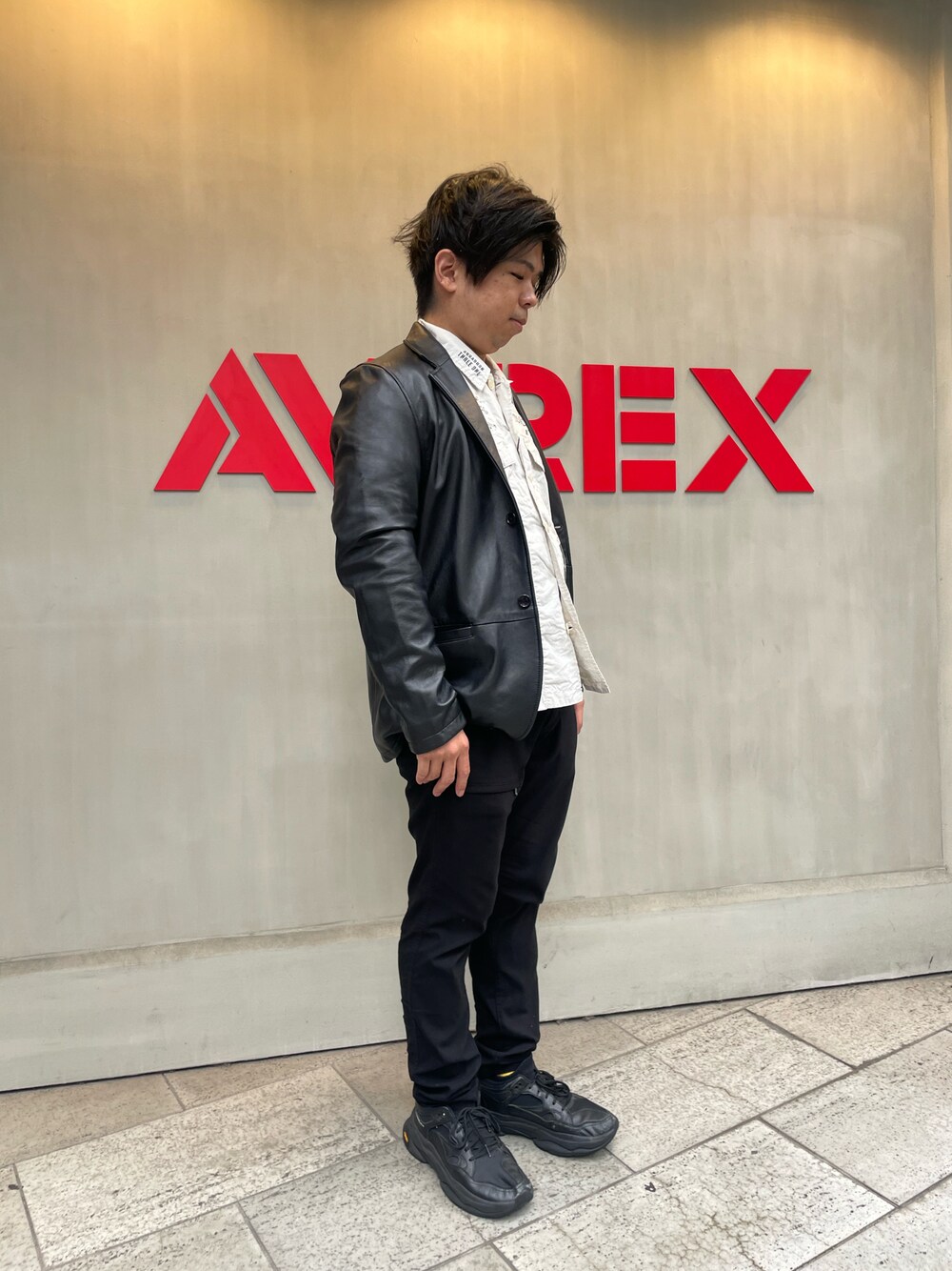 「AVIREX、AVIREXBelle、AVIREX心斎橋、シンプルコーデ、オトナカジュアル、おしゃれさんと繋がりたい、スニーカー、メンズコーデ、秋コーデ、低身長、カジュアル、ブラック、ファッションの力を信じよう、ootd、低身長コーデ」｜「AVIREXのUTILITY SHIRT TOMCATTER / ユーティリティ シャツ トムキャッター / AVIREX / アヴィレックス（シャツ/ブラウス、ホワイト系）」を使った、南慎也さん（メンズ・166cm）の秋コーディネートの1枚目の写真