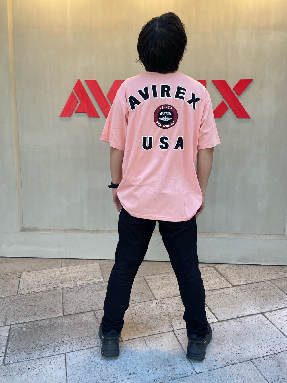 「AVIREX、AVIREXBelle、AVIREX心斎橋、夏コーデ、シンプルコーデ、休日スタイル、大人コーデ、きれいめカジュアル、ストリート、ootd、スニーカーコーデ、ピンク、ファッションの力を信じよう、ロゴT、半袖シャツ」｜「AVIREXのヴァーシティー ロゴ Tシャツ2.0/VARSITY LOGO T-SHIRT 2.0 / アヴィレックス / AVIREX（Tシャツ/カットソー、ピンク系）」を使った、南慎也さん（メンズ・166cm）の夏コーディネートの1枚目の写真