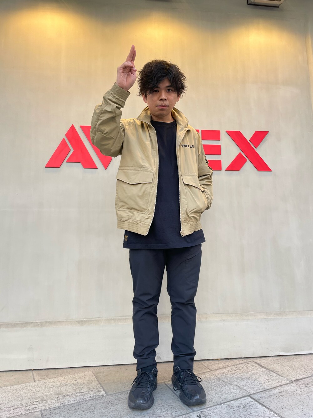 「ミリタリー、ストリート、AVIREX、大人カジュアル、ラフ、おしゃれさんと繋がりたい、はるコーデ、AVIREXBelle、AVIREX心斎橋、私の推しブランド」｜「AVIREXのアヴィレックス ケーブ ジャケット / AVIREX CAVE JACKET（ブルゾン、グリーン系）」を使った、南慎也さん（メンズ・166cm）の冬コーディネートの1枚目の写真
